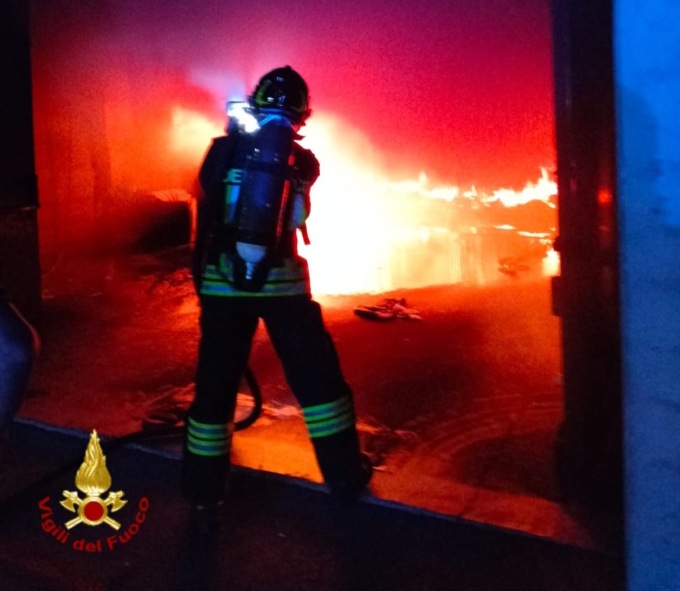 Incendio in una villetta a Massarosa, esplodono delle batterie: pompiere ferito dall’onda d’urto