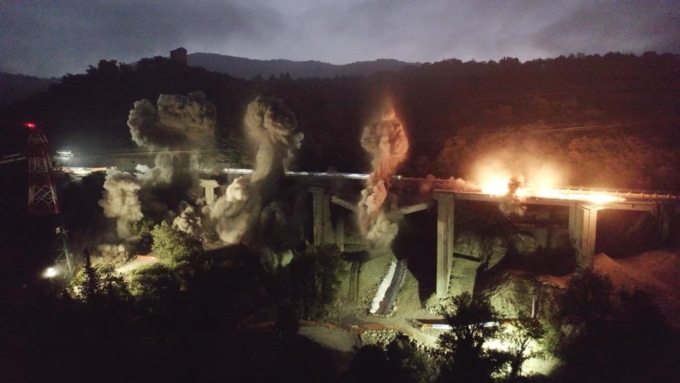 Autostrade per l’Italia: la spettacolare operazione di brillamento del viadotto Torraccia sulla A1