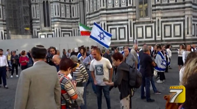 La Stella di David per chiedere di cessare il fuoco contro Israele. Grande assente l’Imam di Firenze