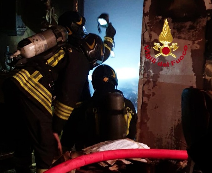 Incendio in un palazzo in via dei Pandolfini, in fiamme un locale adibito ad archivio