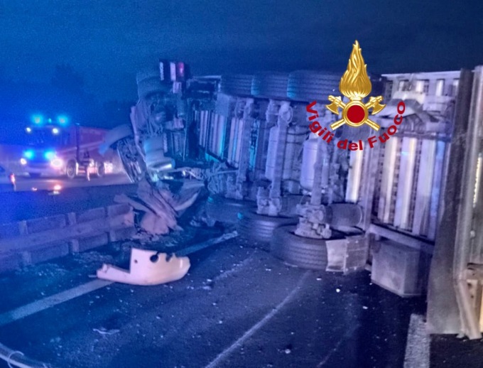 Tir si ribalta in A1: traffico in tilt e tre feriti