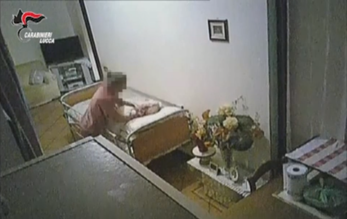 Badante violenta maltratta anziana con schiaffi e spintoni. Incastrata dalle telecamere