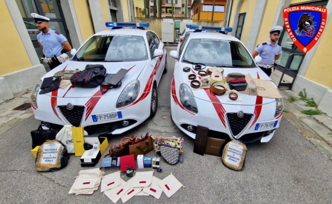 Avevano in casa prodotti di lusso ma non potevano permetterseli. Incastrata una coppia del fiorentino