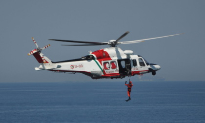 Madre e figli intrappolati sulla scogliera dal mare mosso: paura a Portoferraio