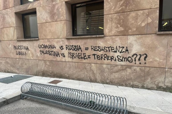 Scritte contro Israele sui muri dell’università Firenze: “Stato assassino”