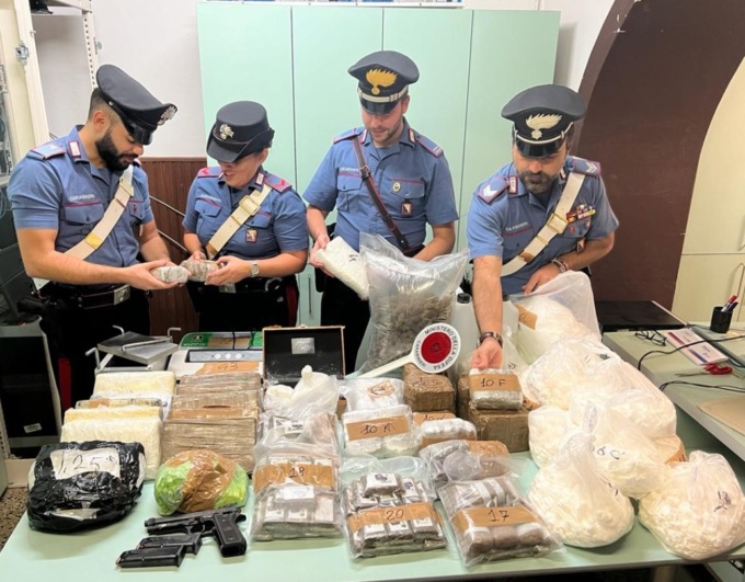 Maxi sequestro di droga e armi nella Valdesa senese. Scovato un laboratorio e 40 chili di sostanze