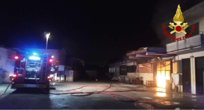 Il calzaturificio Dea Srl di Capannori distrutto dalle fiamme nella notte