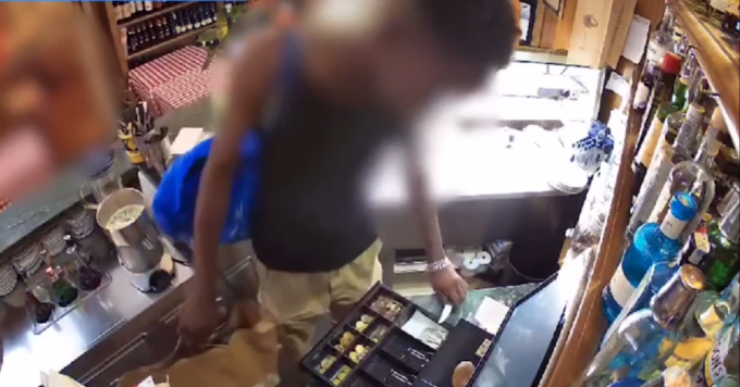 Ennesima rapina subita da un ristorante di Firenze: il video inchioda il ladro armato di coltello