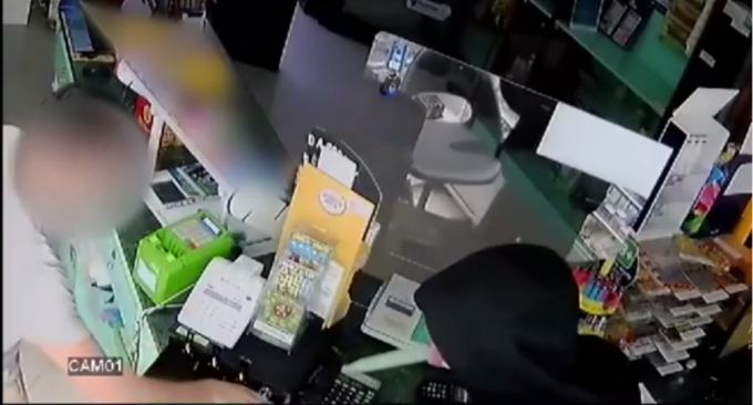 Rapina tabaccheria armato di coltello. Ferito il proprietario, il video riprende l’aggressione