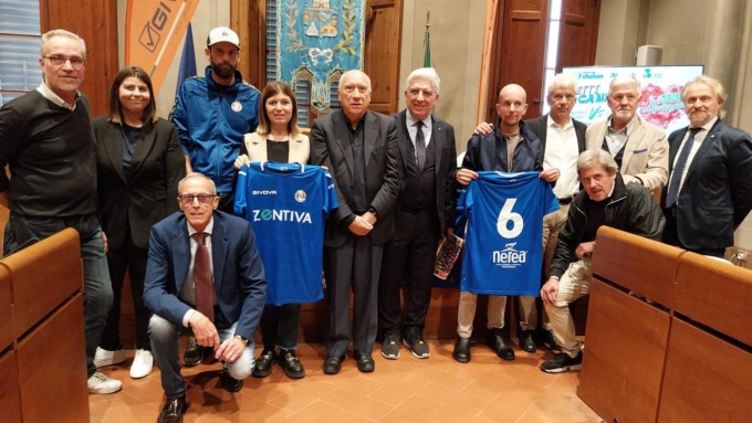 Alluvione: Batistuta in campo con la nazionale cantanti