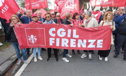 In mille contro la precarietà, lo sfruttamento e i licenziamenti. Sesto Fiorentino si tinge di rosso