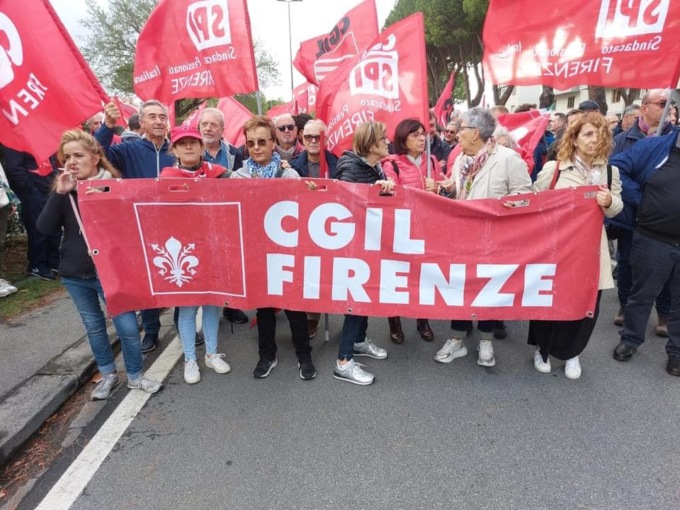 In mille contro la precarietà, lo sfruttamento e i licenziamenti. Sesto Fiorentino si tinge di rosso