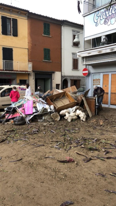 Alluvione in Toscana: viaggio nel fango tra le memorie spazzate via dall’acqua