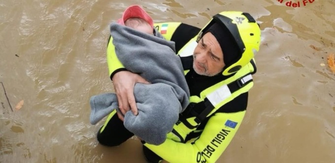 Alluvione Quarrata, i Vigili del Fuoco salvano una famiglia dalla propria abitazione