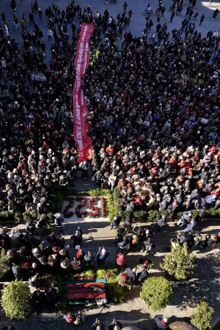 In due mila in piazza per dire “no alla violenza sulle donne”. Nardella: “Sportello segreto nelle scuole”