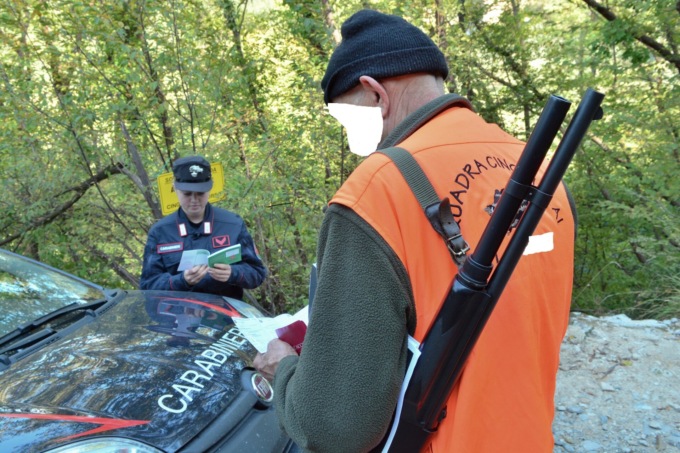 Spara e uccide una specie vietata, cacciatore beccato dalla Forestale