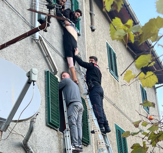 Tenta il suicidio lanciandosi dalla finestra, donna salvata dal tempestivo intervento dei Carabinieri