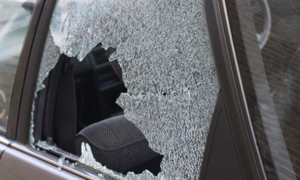 Sorpreso a rovistare in un'auto, ladro armato fermato da un cittadino coraggioso