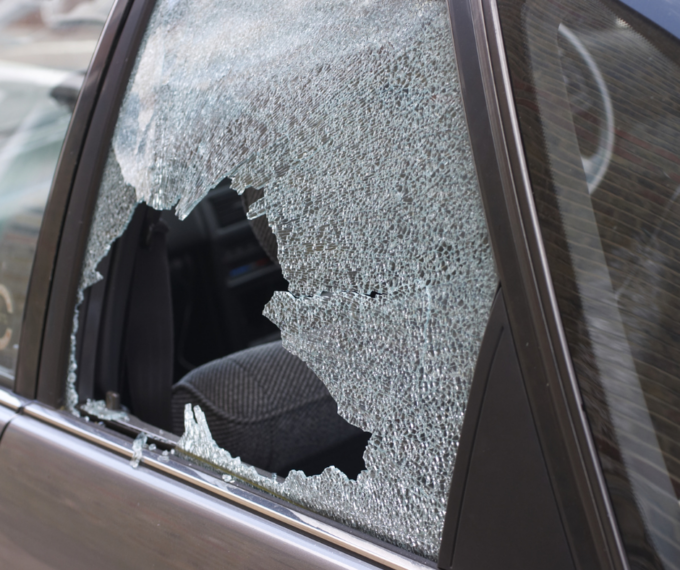 Sorpreso a rovistare in un’auto, ladro armato fermato da un cittadino coraggioso