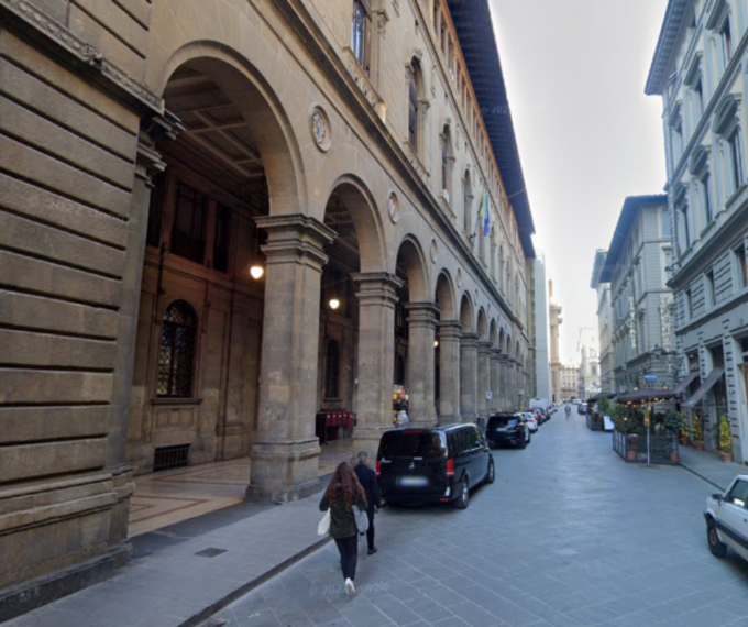 Studentessa americana stuprata e rapinata nell’androne di un palazzo a Firenze