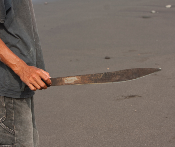 Aggredirono quasi mortalmente 30enne con un machete: arrestati due dei responsabili