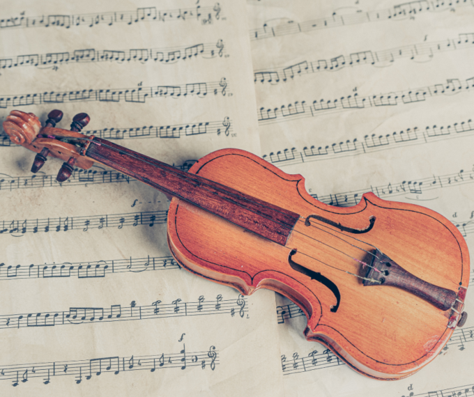 Un tesoro sul treno verso Firenze: ritrovato un prezioso violino dei primi del ‘900