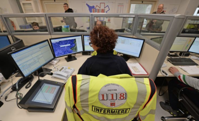 Doveva percorrere 57 chilometri sull’Appennino ad Arezzo, donna di 37 anni partorisce in auto con l’aiuto del 118