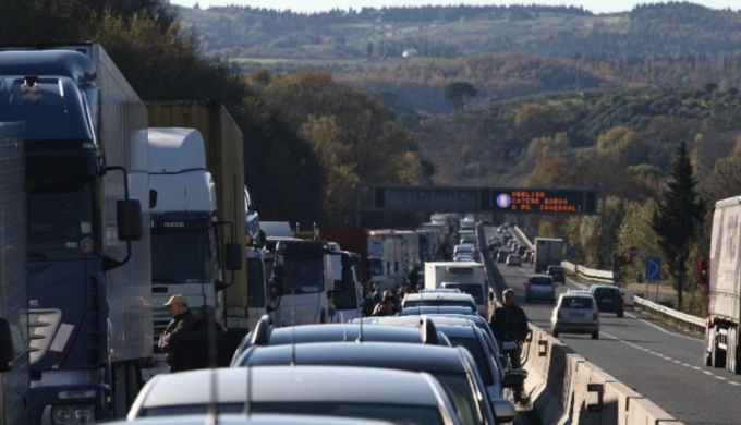 Tredici auto forano le gomme, caos totale sulla FI-PI-LI