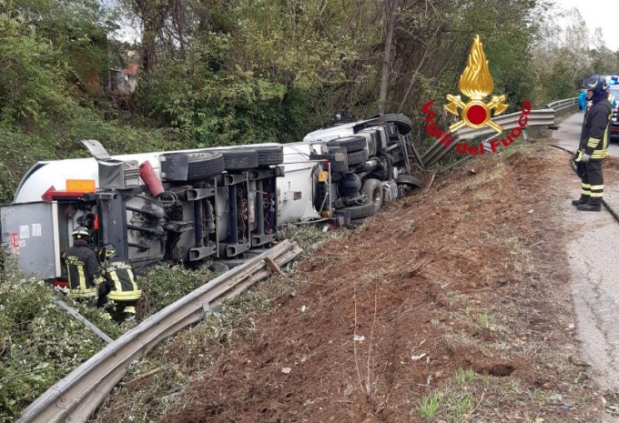 Cisterna di GPL esce fuori strada e si ribalta, l’incidente sulla SR 429