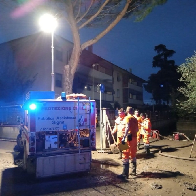 Dopo l’emergenza, restano i rifiuti ingombranti. A Prato si parte: “Ci vorranno settimane”