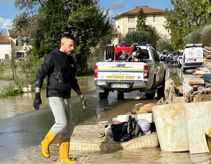 Cristiano Biraghi in aiuto agli alluvionati: il capitano della Fiorentina spala il fango a Campi Bisenzio