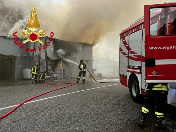 Maxi incendio alla Sammontana: ancora sconosciute le cause
