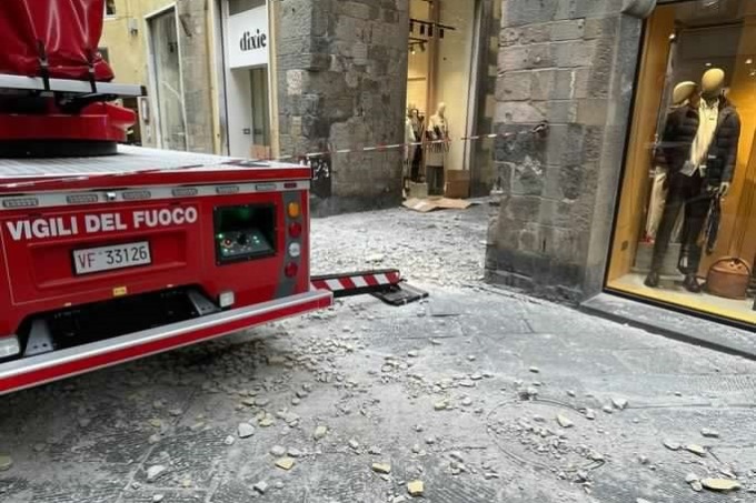 Pezzo di intonaco si stacca da un palazzo e precipita al suolo in pieno centro a Lucca
