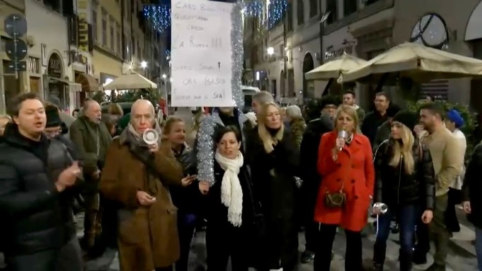 Ancora spaccate nei negozi: la rabbia dei negozianti in un flash mob