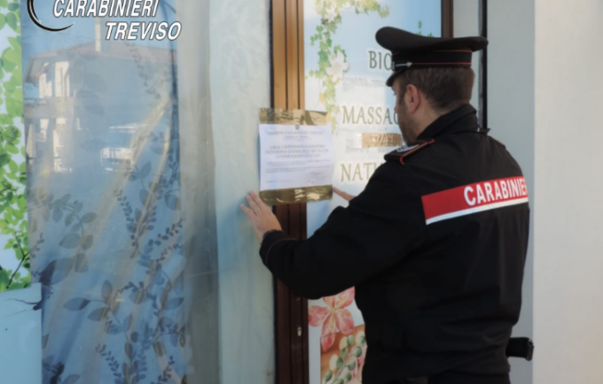 Vitto e alloggio alle massaggiatrici del suo centro in cambio di prestazioni “extra”: denunciata 55enne residente a Firenze