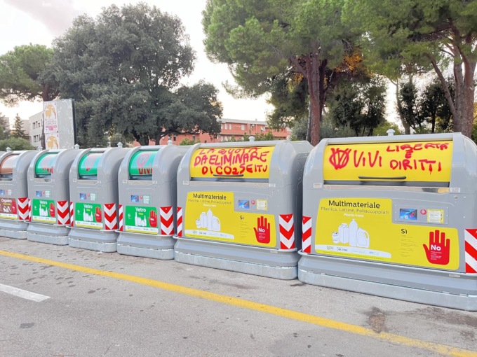 Campiglia Marittima, offese e minacce sui nuovi cassonetti. La sindaca Ticciati: “Non ci spaventano”
