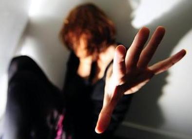 Picchia la fidanzata incinta e la minaccia di morte: arrestato giovane di Pistoia