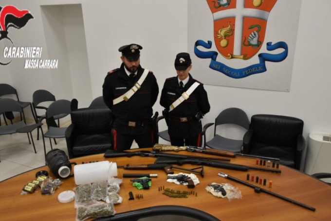 Ben 14 chili di droga e armi da sparo sequestrati a Massa, 2 arresti