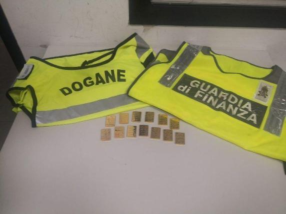 Controllo all’imbarco per Tirana: passeggero beccato con 13 lingotti d’oro in valigia