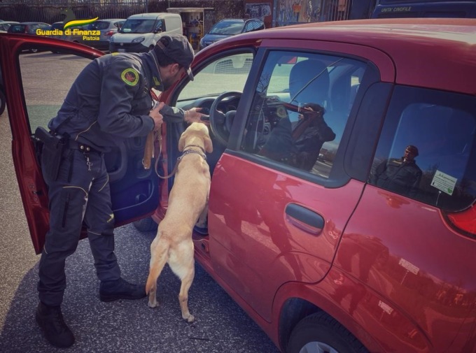 Controlli alla stazione di Pistoia: fermati in tre grazie al fiuto dell’unità cinofila