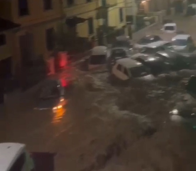 I video di Prato sommersa: strade fiumi in piena, edifici travolti dall’acqua. Allagato anche l’Ospedale