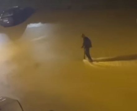 In monopattino elettrico sulla strada completamente allagata: il video girato a Firenze