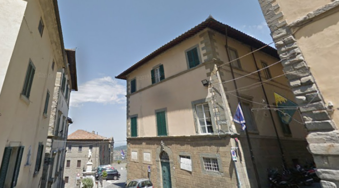 Cortona, sospetto ladro in rianimazione dopo la caduta dal secondo piano