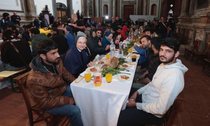 Siena, in oltre 140 per il Pranzo dei Poveri. Anche i sindaci a servire i pasti a tavola