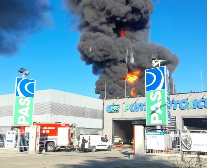 Empoli, incendio in un centro pneumatici: enorme coltre di fumo nera nel cielo