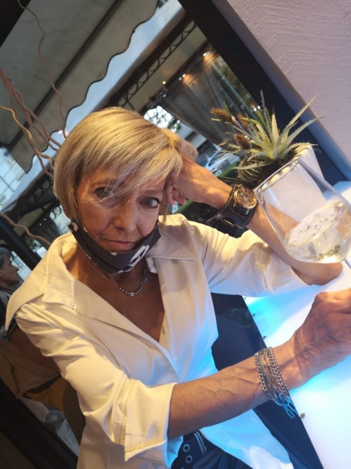 Trovata morta in hotel con la gola tagliata, il marito confessa: “volevamo farla finita insieme”