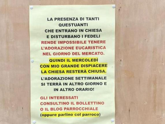 “Troppi mendicanti che disturbano i fedeli”. Parroco chiude la Chiesa ogni mercoledì