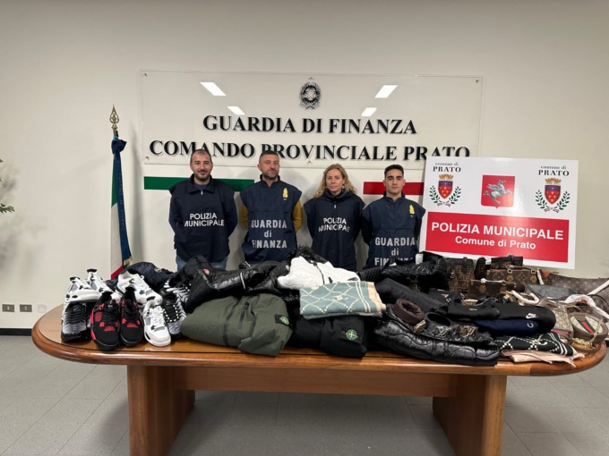 Articoli contraffatti ai mercati rionali di Prato: maxi sequestro di falsa merce griffata