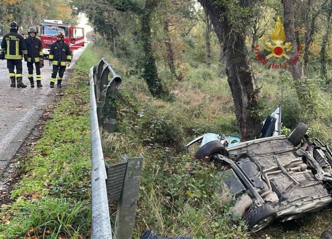 Esce di strada e si ribalta con l’auto, perde la vita giovane di 30 anni