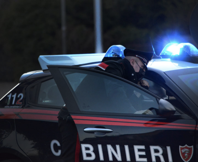Calci e pugni contro il padre: arrestato 18enne